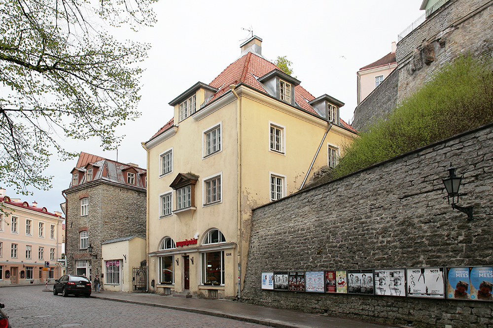 A light yellow building in Tallinn Old Town