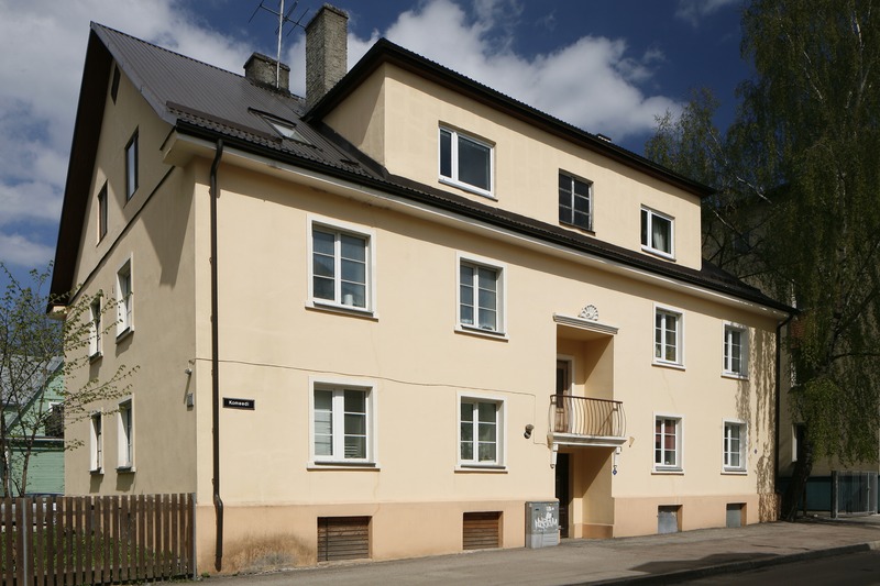 The 8-apartment building was built according to the design of Karl Tarvas, who won the Soviet Estonia Prize in the competition for standard houses in 1947, Karl Tarvas