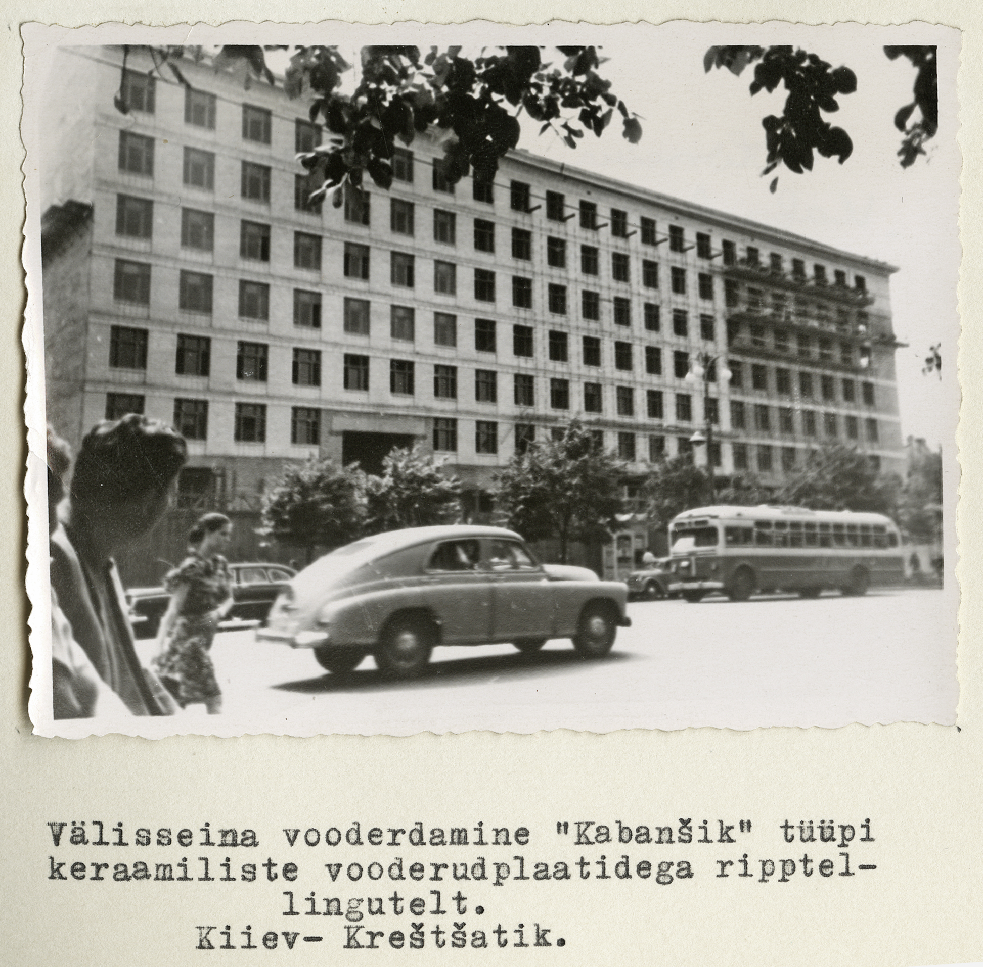 Installation of facade tiles along the Khreschatyk street in Kiev