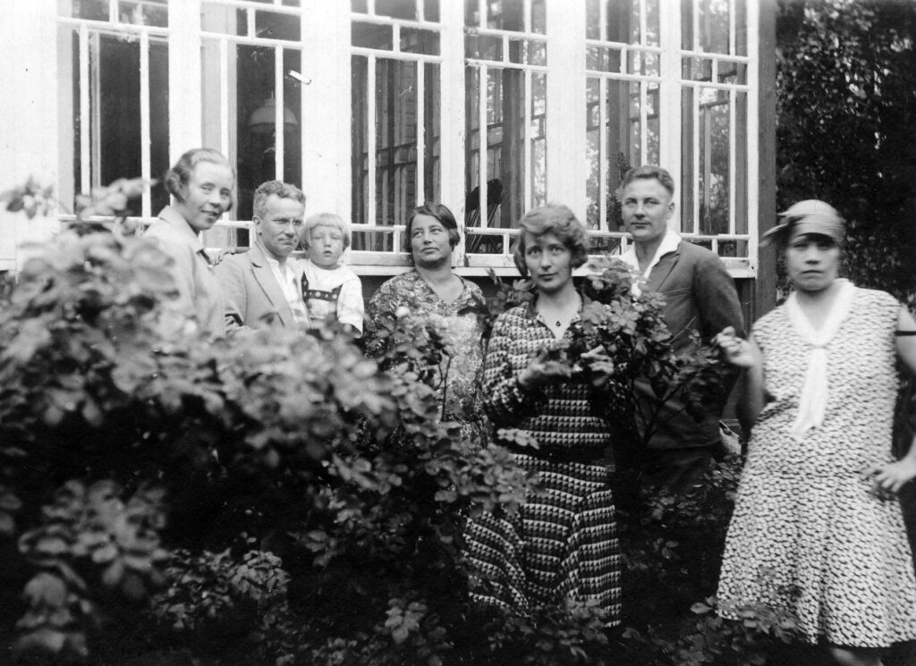 Karl Tarvas in Loksa, in the cottage of land surveyor Evald Hacker with the Sepp family. Karl Tarvas, second from left, with his son Pärtel, ca. 1927.