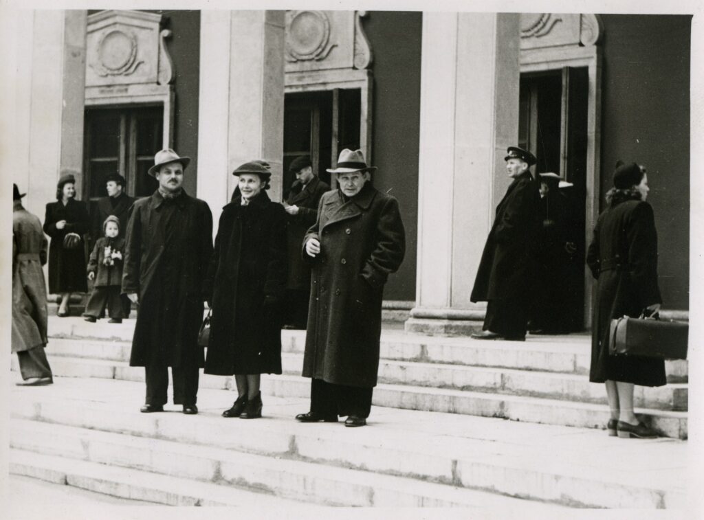 Arhitektid Peeter Tarvas, Maia Osolein (hiljem Laul) ja August Volberg kino Sõpruse trepil, 1955