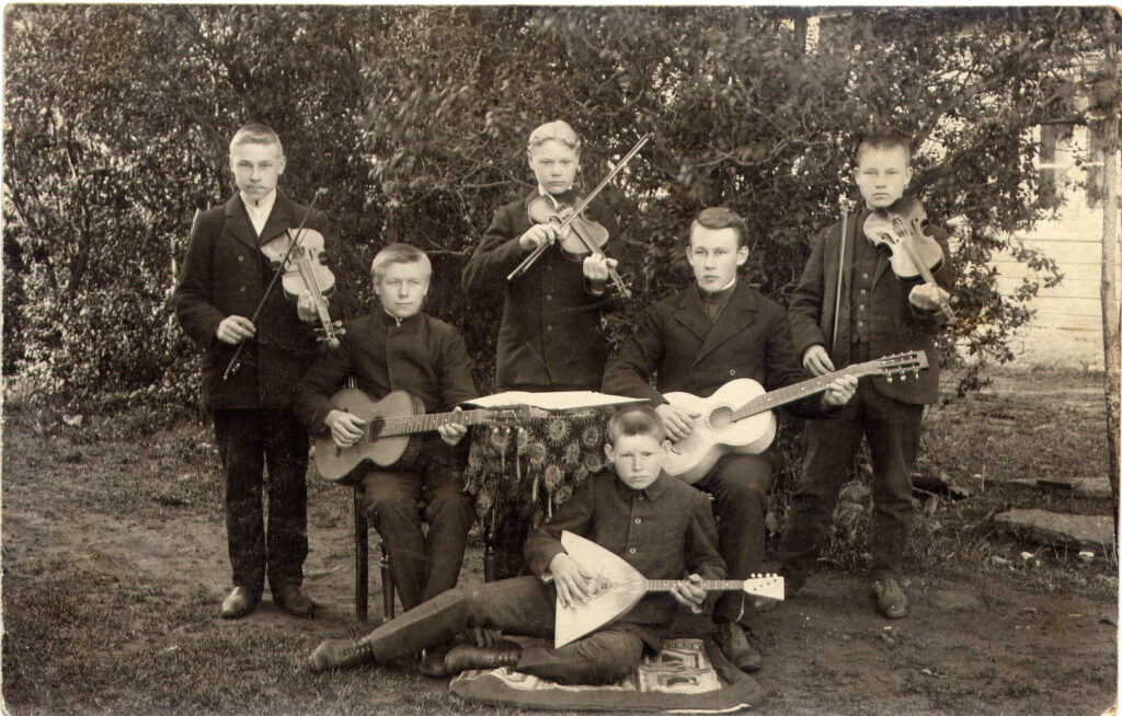 Arhitekt August Volberg koolipõlves Kuusalus, u 1907 (pildil kõige ees)