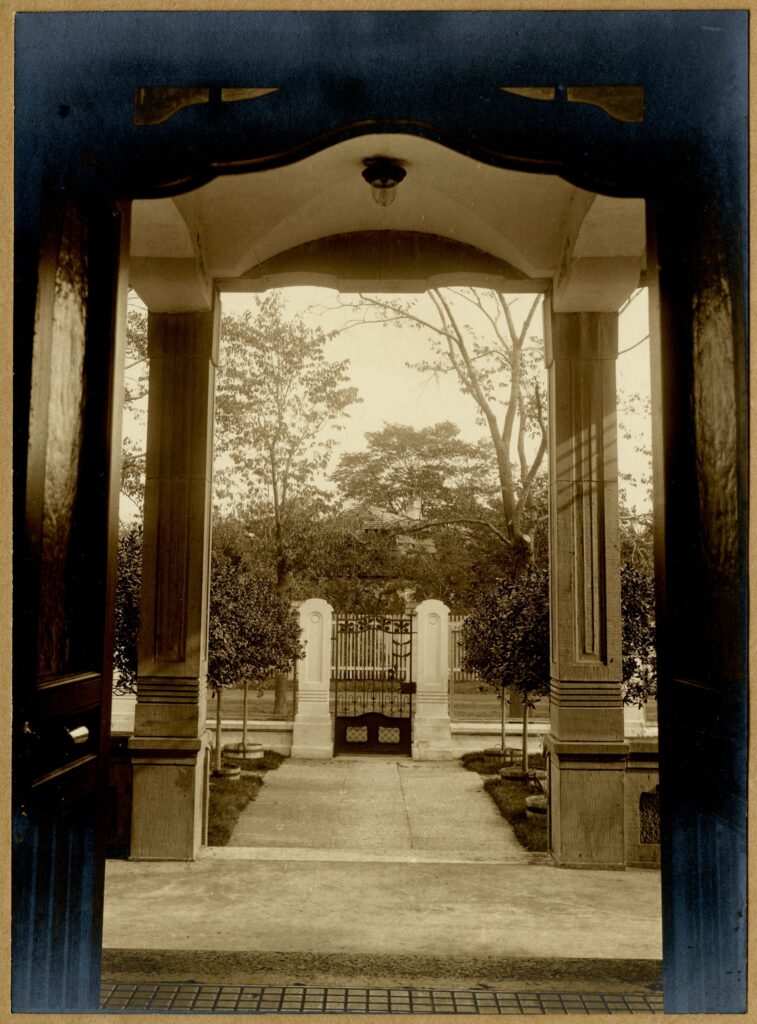 Photo album of Villa Ammende, the front gate