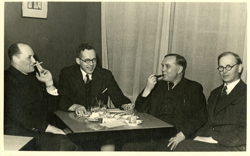 Arhitektide Ühingu koosviibimine, 1935. Vasakult Hans Borck, Elmar Lohk, Herbert Johanson, Anton Soans.